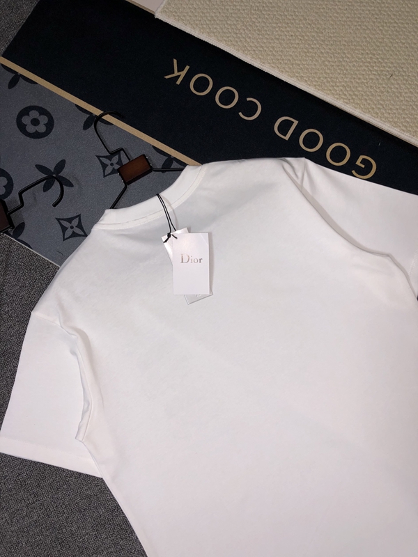 ブランドTシャツ着用イメージ